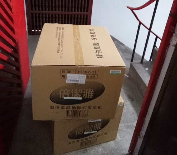 ▲女網友訂了 2 箱衛生紙送 5 樓，卻見送貨員臉色發白、急喘，愧疚掏出 100 元小費給送貨員。（圖／翻攝自爆廢公社）