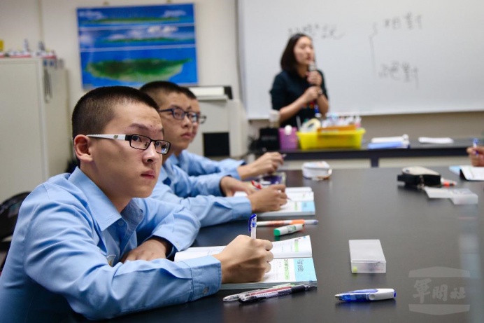 ▲ 國防部中正國防幹部預備學校27日邀請媒體參訪高中部學生授課情形。（軍聞社記者徐振威攝）