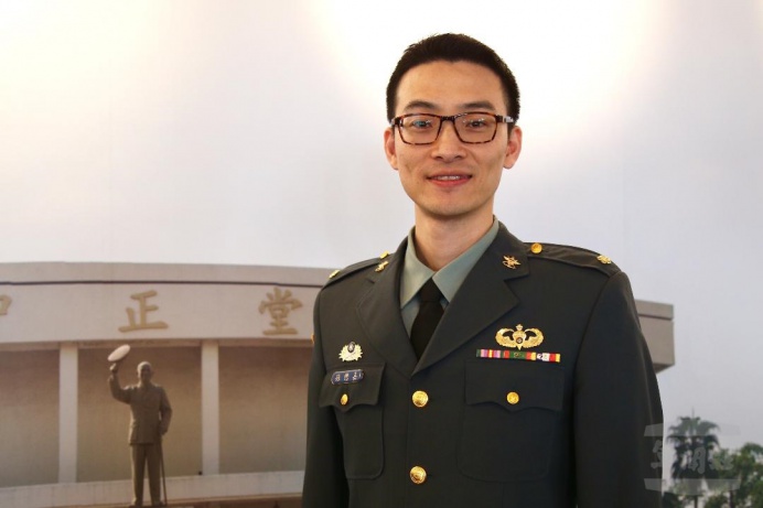 ▲ 曾就讀於中正預校初級部第3期，現已完成美國德州大學博士的孫懋嘉少校，在中正預校的生活中，培養成紀律跟自我要求的良好習慣。（軍聞社記者徐振威攝）