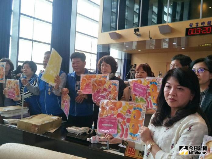 ▲台中市政府今年沒發元宵小提燈，議員楊正中在議會上，拿出由市府勞工局製作一箱小提燈，引起藍綠議員及市府官員一片譁然錯愕。（圖／柳榮俊攝 , 2018.2.27\\)