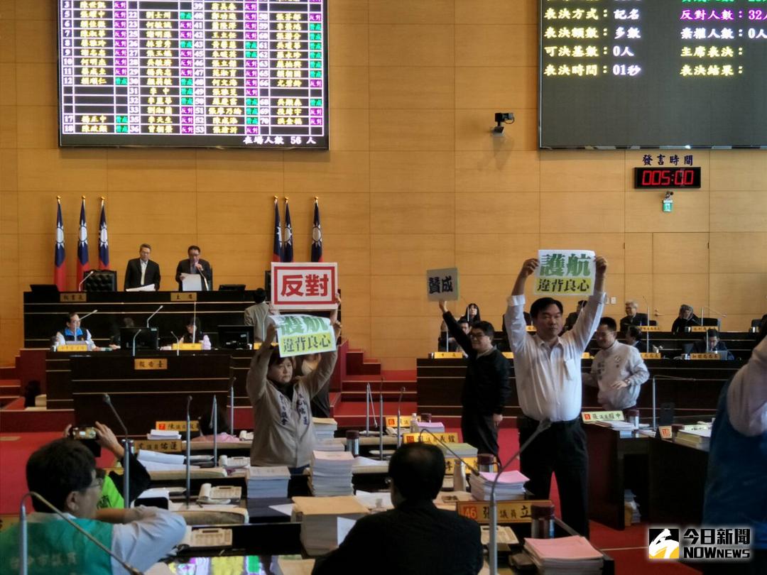 ▲民進黨議員大舉海報，逐項「反對刪除」。（圖／柳榮俊攝 , 2018.2.27\\)