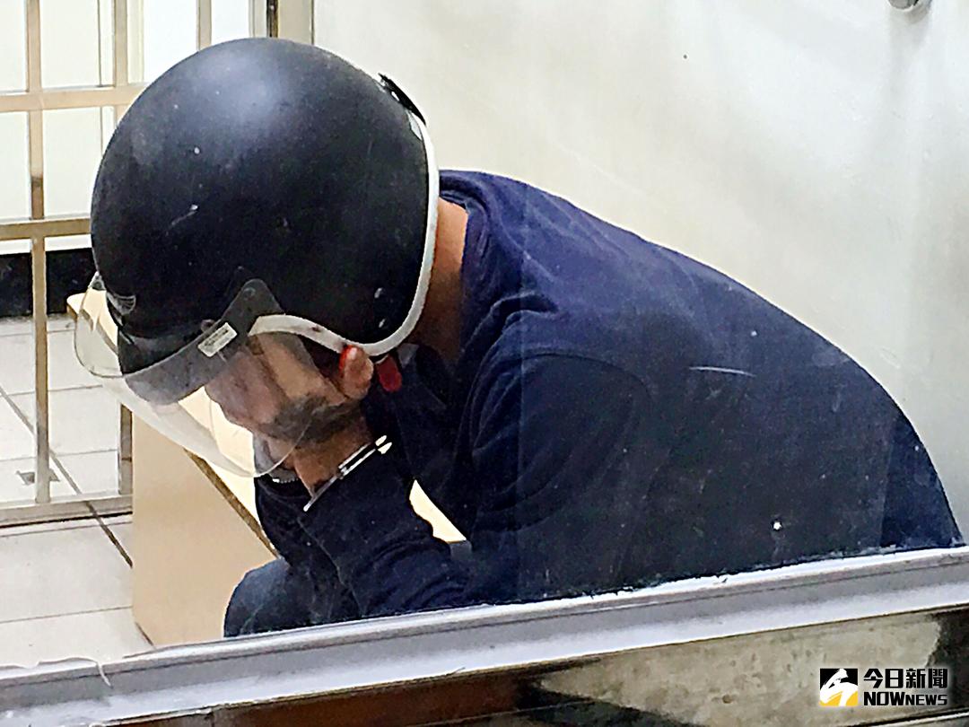 ▲郭姓嫌犯掩面於拘留室悔不當初。（圖／記者陳佩琪攝 , 2018.02.27）