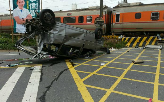 ▲台鐵自強號於台南發生撞小貨車事故，駕駛意識不清送醫急救。（圖／台鐵提供）