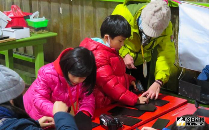 ▲小學生手作蜂旅館，學習如何營造獨居蜂的棲息地。（圖／中華大學提供 , 2018.02.28）
