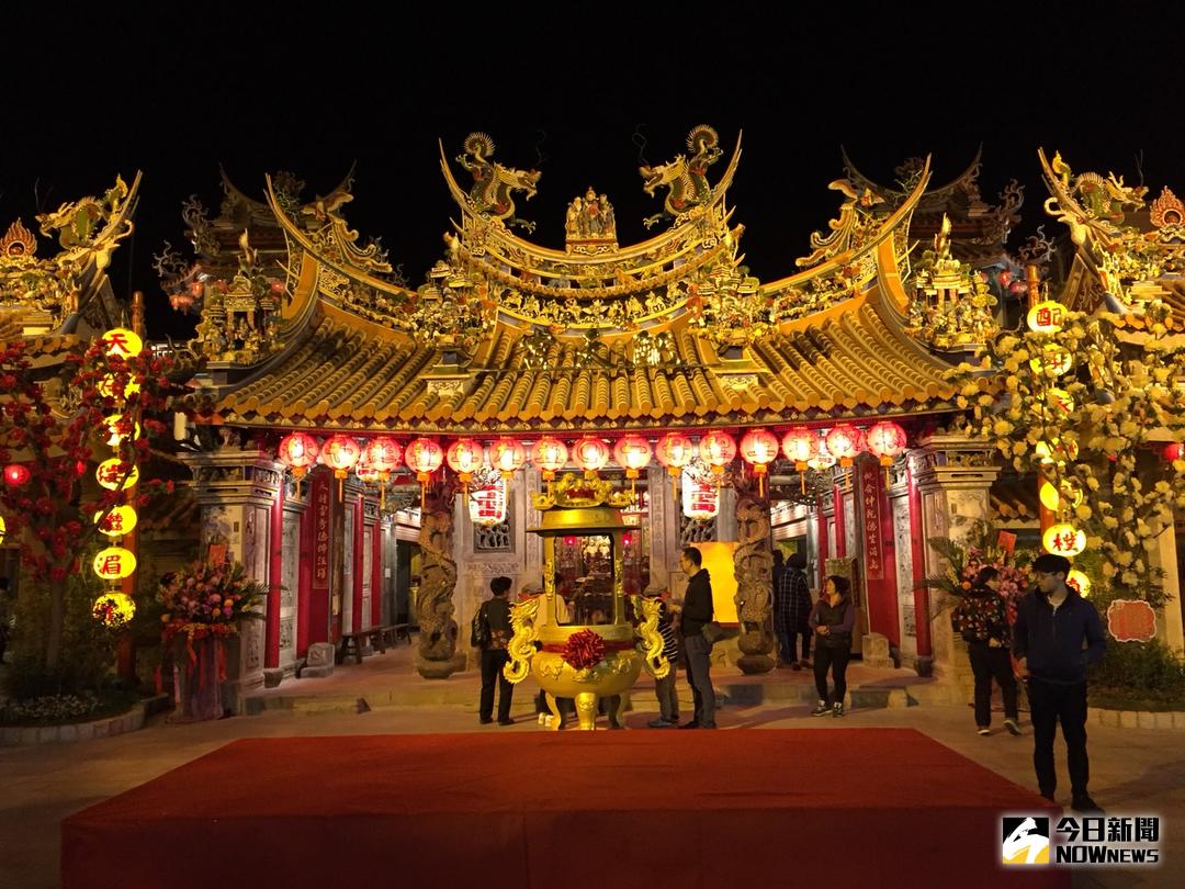 ▲配天宮的夜景更顯金碧輝煌。（圖／記者陳鐘聲攝 , 2018.02.28\\)
