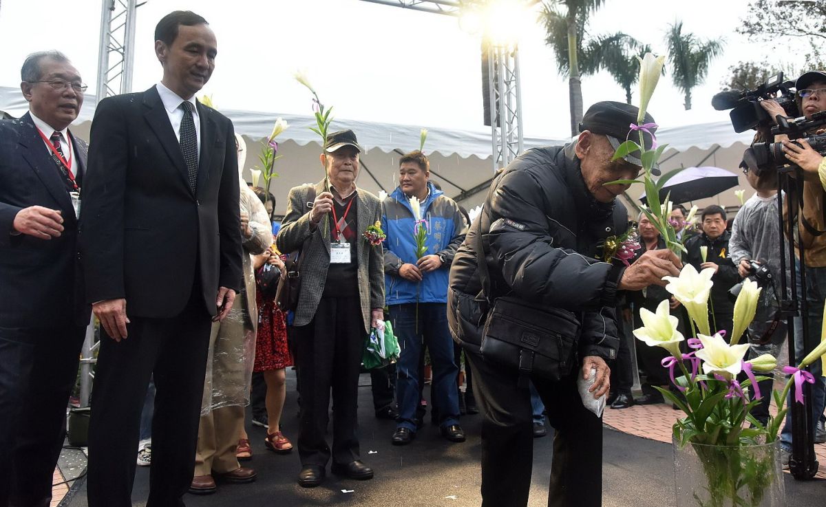 ▲新北市政府今（28）日在三重區的和平紀念公園，舉辦新北市二二八事件71週年的活動，新北市長朱立倫也到場獻花及默哀。（圖／新北市政府提供8）