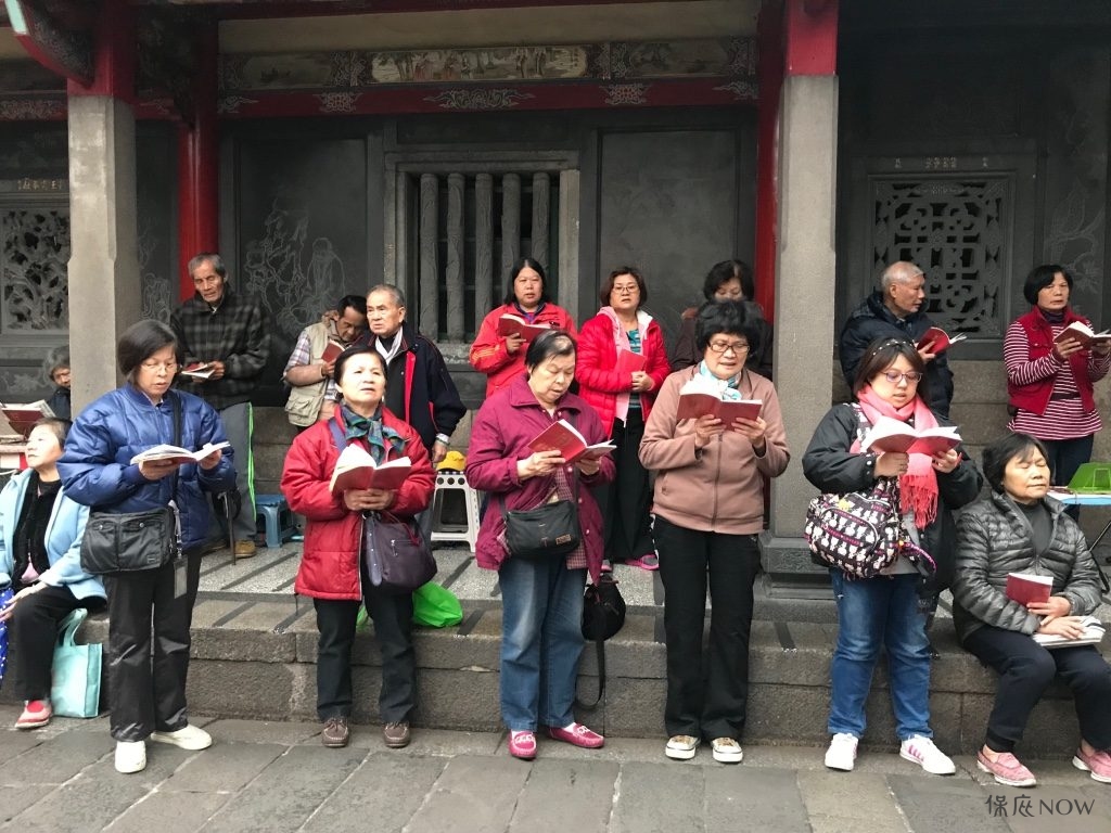 艋舺龍山寺外的頌經信眾。（圖／記者連宜方攝）