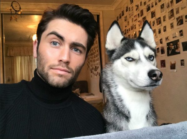 居然連挑眉都可以同步！這完全可以出國比賽了吧！（圖／＠Li4mricee）