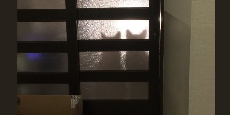 日本貓奴廚房炸魚　二隻主子的門外剪影壓迫感超重！
