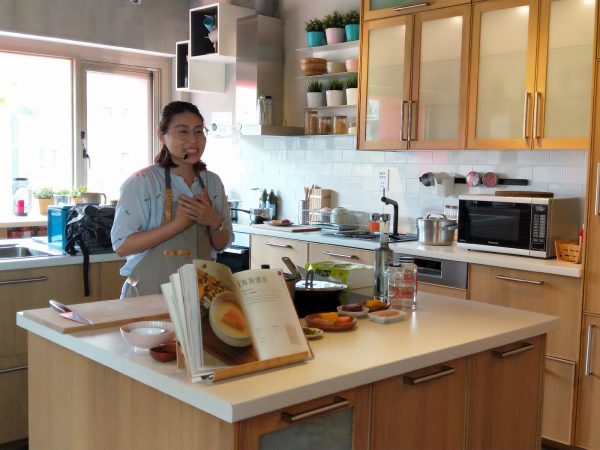 知名鮮食達人好味小姐在IKEA HOUSE舉辦鮮食體驗活動，示範二道簡單的料理，並邀請毛爸媽們一起動手做。（圖／記者彭巧蓁攝）