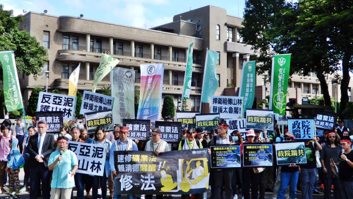 ▲「反亞泥還我土地自救會」等十多個環保團體曾在去年11月前往行政院抗議，不排除對亞泥封路抗爭。（資料照／記者陳弘志攝 ）