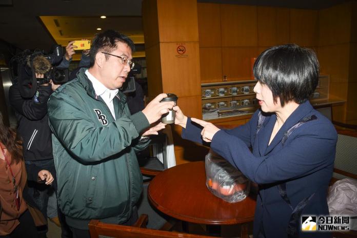 ▲綠營立委黃偉勝出，將代表民進黨參選台南市長。圖為黃偉哲的妹妹黃智賢過去到立法院買咖啡送暖。（資料照／記者陳明安攝）
