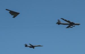▲B-52（右)、B-1B(左下)與B-2(左上)為美國空軍三大核戰略打擊骨幹。（圖／美國空軍）