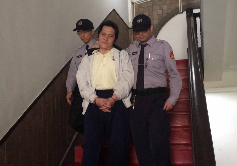 ▲53歲男子翁仁賢（中）不滿父親偏心，疼愛事業有成的兄長，於105年2月7日除夕夜圍爐縱火燒死父母親友，造成6死4傷。高等法院8日二審宣判，翁男遭判處死刑。中央社資料照