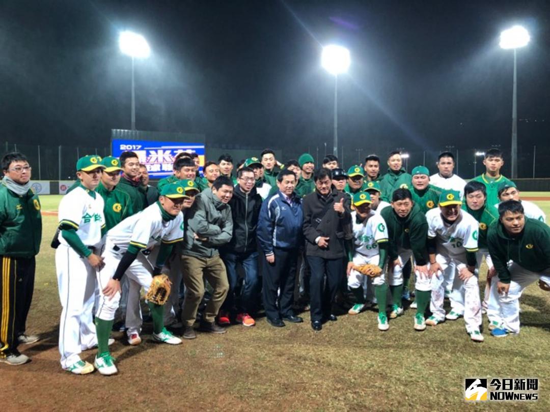 ▲金融業養球隊不手軟，退役還可捧「金飯碗」，從球員變行員。（圖／張育嘉攝 ）