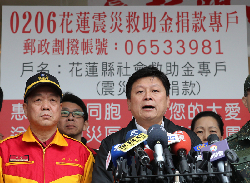 ▲花蓮縣長傅崐萁（右）日前表示，民眾若要退善款，將影響10萬家庭，這個說法遭到鄉民狠狠打臉。（資料照片）中央社記者張皓安攝107年2月11日