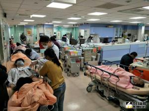▲過年前連續數波寒流來襲,不少民眾感染感冒或流感,也使得彰化基督教醫院年假期間流感急診量較年前增加不少。(圖/記者陳雅芳攝,2018.02.20) ▲在急診室第一線的護理人員被家屬飆罵的情況層出不窮。(圖/記者陳雅芳攝,2018.02.20)