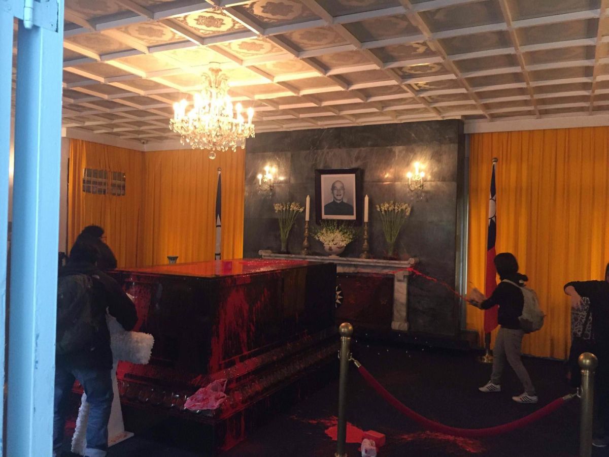 ▲10 名青年在二二八紀念日當天，前往桃園市大溪區慈湖陵寢朝蔣中正陵寢潑灑紅漆。（圖／翻攝自PTT）