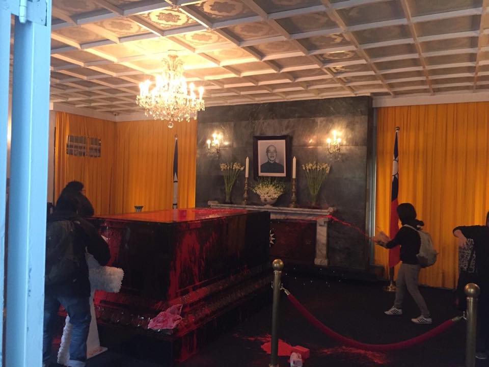 ▲獨派人士今（28）日衝入慈湖陵寢內，朝前總統蔣中正的靈柩潑灑紅漆。（圖／桃園市議員楊朝偉提供）