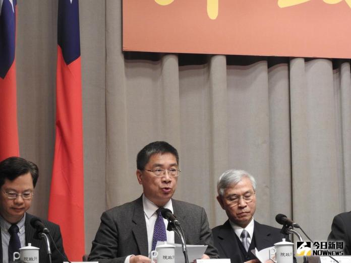 ▲行政院發言人徐國勇（中）表示，派祕書到各賣場看情況後，發現賣場衛生紙都沒缺貨，搶購情況也已經平息下來，強調現在衛生紙供應無虞且價格平穩。（圖／林仕祥攝 , 2018.3.1）