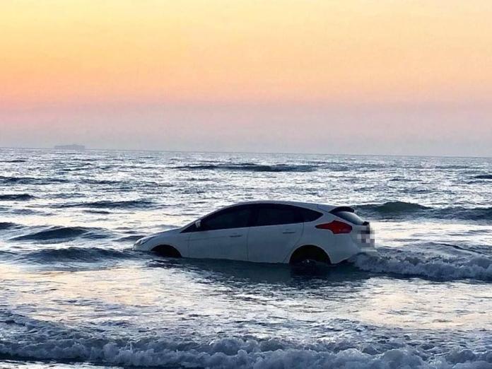 慘！買新車載學弟看夕陽　車停沙灘遇漲潮泡水3小時
