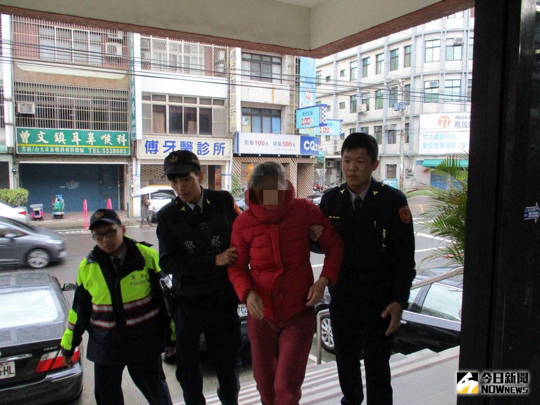 ▲三民派出所警員發現老婦人在雨中獨行，好意上前詢問，發現她找不到路回家。（圖／竹北分局提供 , 2018.03.01）