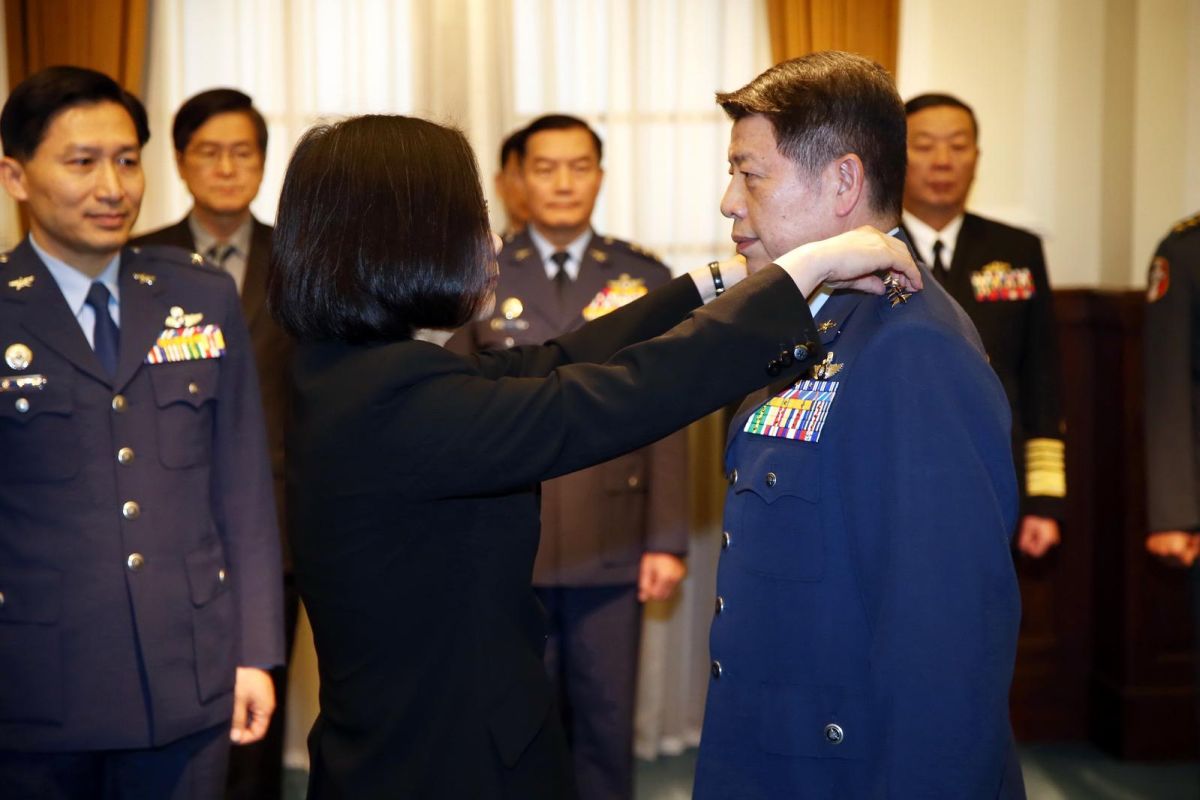 ▲蔡英文總統1日於總統府授予新任空軍司令張哲平上將軍階。（圖／軍聞社提供 , 2018.3.1\\)