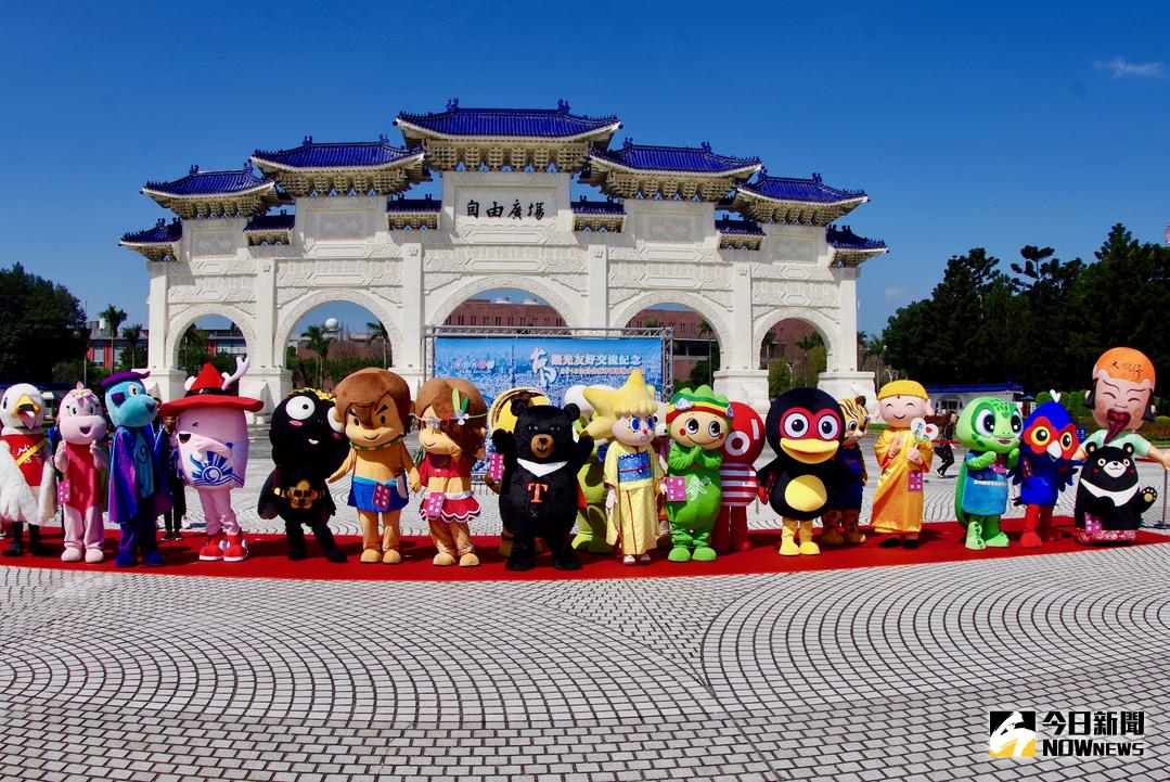 ▲包含晴空塔妹妹、台北 101 Damper Baby 、觀光局喔熊、高雄熊等 22 位吉祥物聚集在自由廣場，藉由可愛吉祥物大會師活動，增進台日觀光友好交流。（圖／記者陳致宇攝 , 2018.03.01）