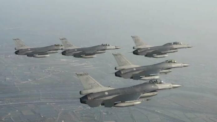 ▲F16戰機大雁飛行，將由燈會上空「衝場」而過。（資料照／記者鄭志宏攝\\)