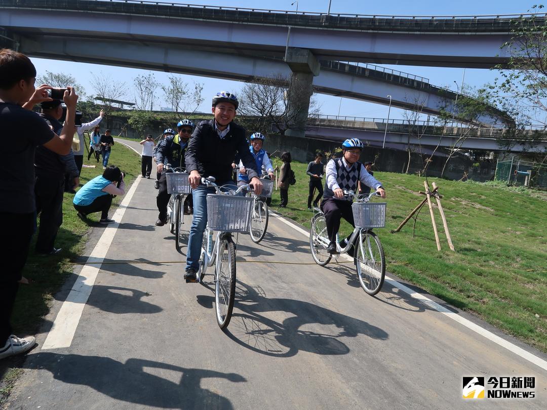 ▲竹市千甲段空氣品質淨化區啟用，民眾可騎乘自行車、野餐，體驗親水環境。（圖／陳志偉攝，2018.03.01）