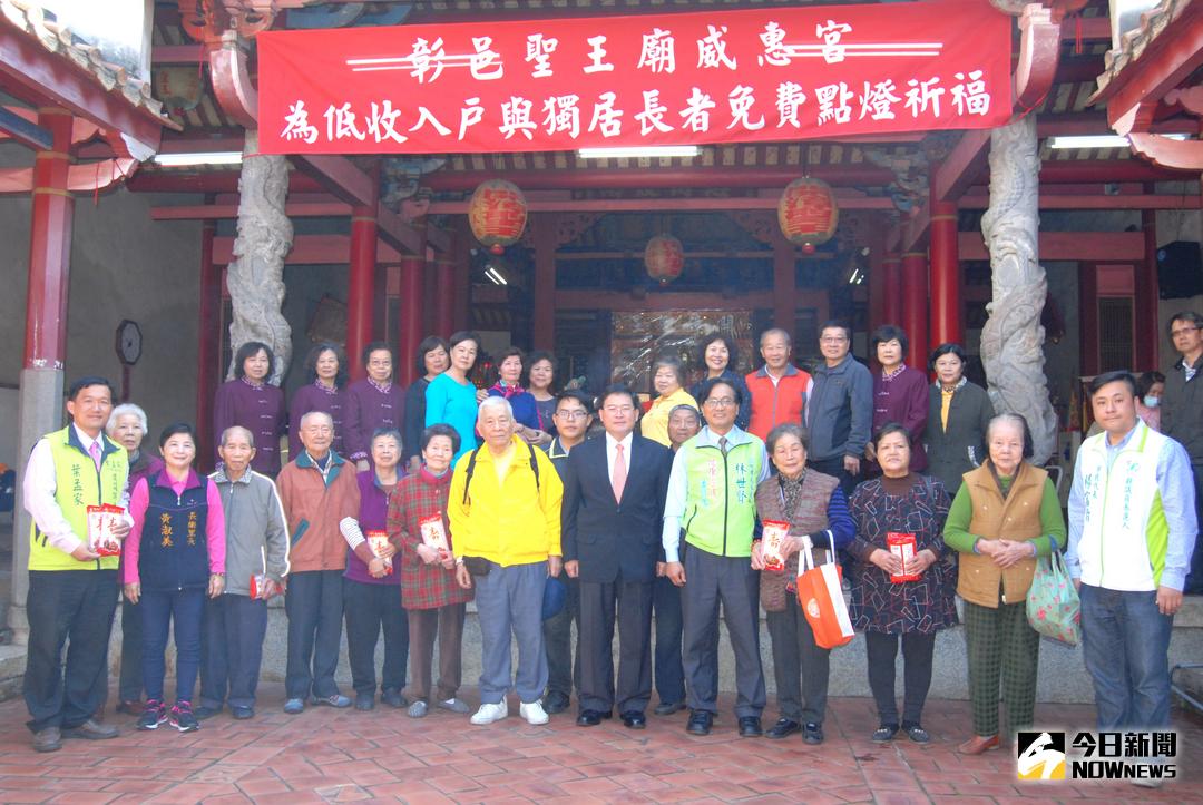 ▲彰化市長邱建富於國定古蹟威惠宮（聖王廟）免費為低收入戶與獨居長者安奉光明燈點燈，讓弱勢者也能受到神明庇佑。（圖／記者陳雅芳攝，2018.03.01）