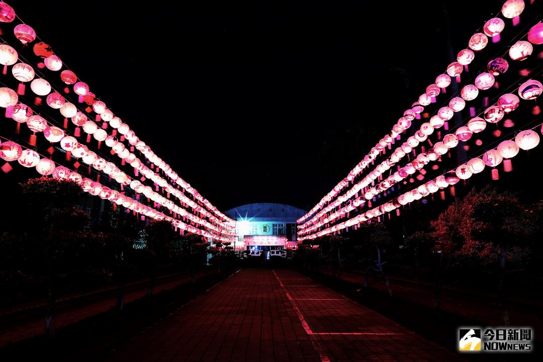 ▲彰化市平和國小辦理元宵節提燈龍活動，校園內掛滿小朋友製作燈籠，1千多個燈籠掛在走校園，非常壯觀，年節氣氛濃厚。（圖／記者陳雅芳攝，2018.03.01）