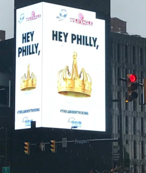 ▲克里夫蘭一棟大樓的廣告看牌上寫道：「嘿，費城！這裡是國王的領地。」（圖／取自網路）