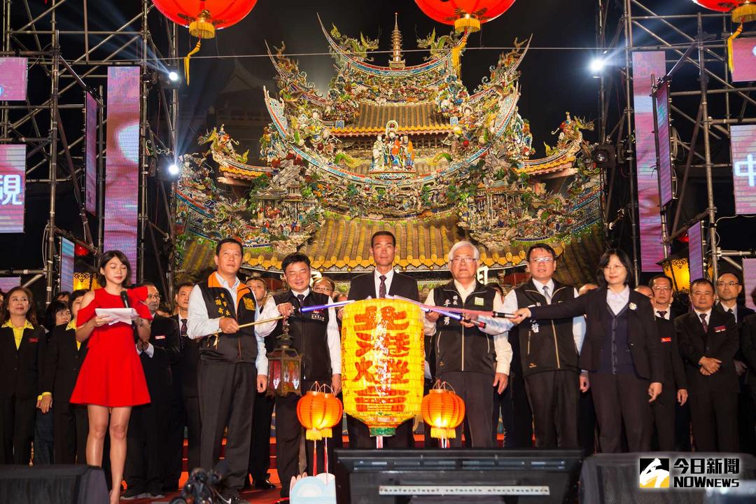 ▲「2018北港燈會」\\(1\\)日晚間由雲林縣長李進勇、副縣長丁彥哲、北港鎮長張勝智、北港朝天宮董事長蔡咏鍀、笨港媽祖文教基金會董事長謝奇峰、縣議員黃淑鈴、蔡岳儒、蔡孟真等人在眾人倒數聲中正式啟燈。（圖／記者洪佳伶攝 , 2018.03.01）