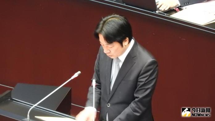 ▲行政院長賴清德在施政報告時，對因抗爭年改而受傷的退役上校繆德生表達祝福之意。（圖／記者戴祺修攝，2018.03.02）