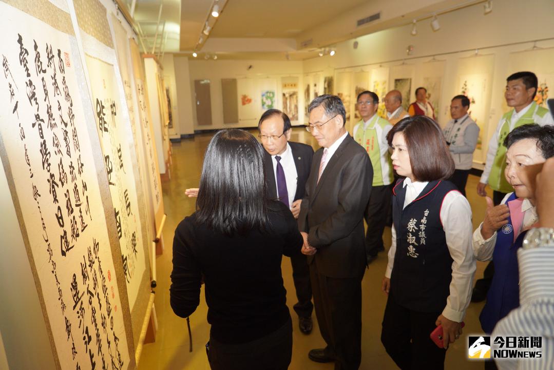 ▲台南市副市長吳宗榮和人事處長許瑛峰參觀作品。（圖／記者黃文博攝，2018.03.02