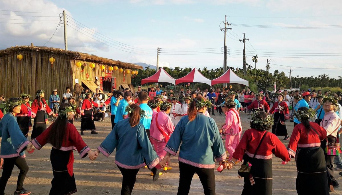 ▲馬卡道族聚落迎接元宵夜祭，族人打造了茅草屋、瞭望臺等竹製花藝，充滿「素人美學」趣味。（圖／屏東縣文化處提供）
