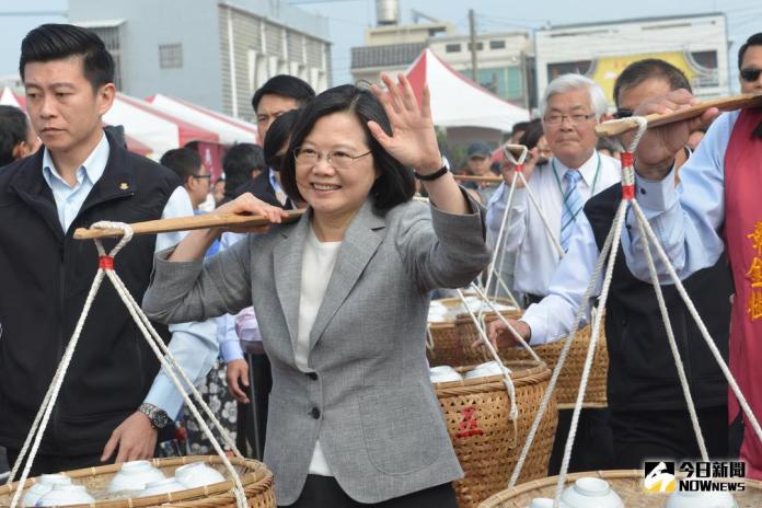 ▲總統蔡英文在縣長李進勇等人的陪同下挑著飯擔進場。（圖／雲林縣政府提供）