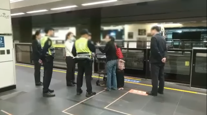 ▲一名婦人推著載有寵物貓的寵物推車想搭高鐵，因不符規定被站務人員攔下。（圖／翻攝自爆料公社）