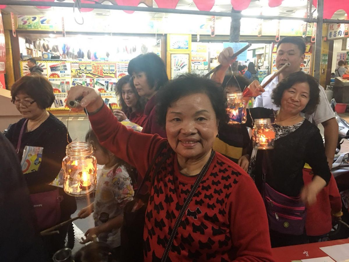 ▲板橋區公所為讓民眾體驗復古農村風格的古早味元宵節，特別準備復古竹筒燈、鐵罐燈、玻璃燈，以及造型紙的燈籠。（圖／板橋區公所提供）