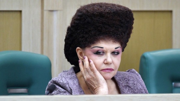 ▲俄羅斯聯邦參議員珮特蓮科的髮型嚇壞網友。（圖／翻攝自推特 , 2018.3.2）