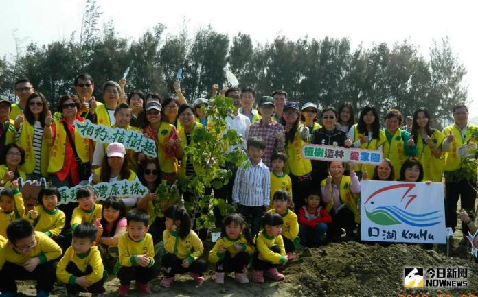 ▲口湖鄉民扶老攜幼前往口湖鄉海口故事園區旁，參加再現台灣原生綠-107年度雲林縣植樹節活動。（圖／記者蘇榮泉攝，2018.03.03）