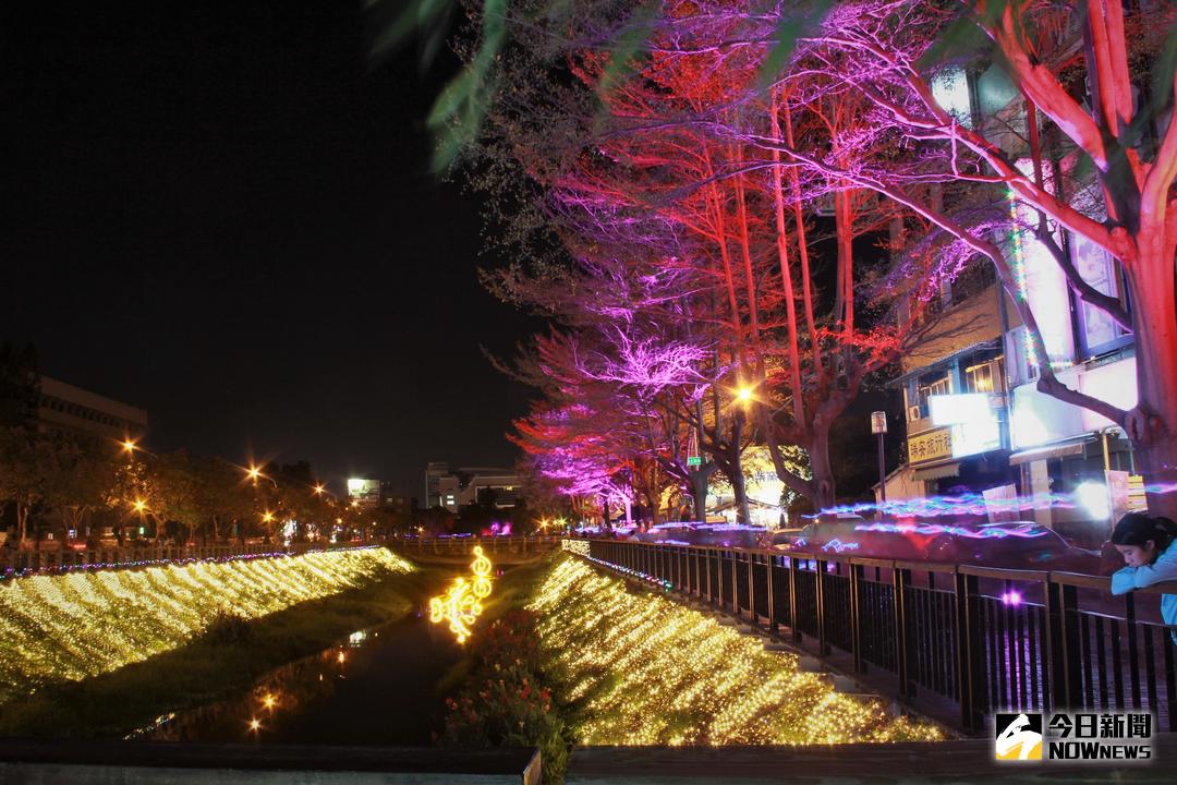 ▲萬年溪畔萬人帶著LED小髮箍漫步流動與屏東綵燈節相輝映形成光之流域。（圖／記者陳宗傑攝,2018.03.03）