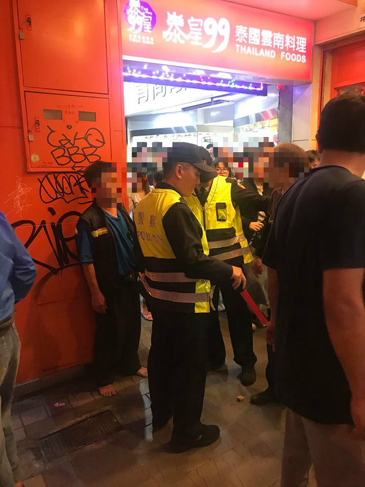 ▲台北市西門町3 日舉辦踩街大遊行活動，兩名酒醉男子當街上演全武行。（圖／翻攝自爆料公社）