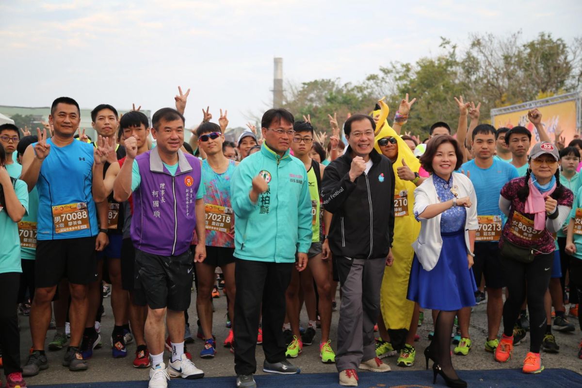 ▲台灣燈會反毒路跑，由吳芳銘、陳柏齡等人鳴槍起跑。（圖／嘉義縣政府提供, 2018.03.04\\)