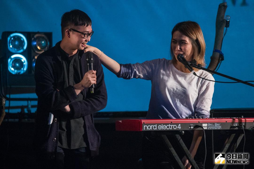 ▲旺福肚皮（左）神秘現身，與Tizzy Bac主唱惠婷聊哲毓。（圖／特約記者鄭年堯攝 , 2018.3.4）