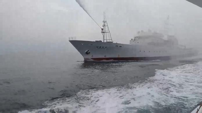 ▲日本水產廳公務船以水砲驅逐我國海釣船。（圖／翻攝自臉書 , 2018.3.5）
