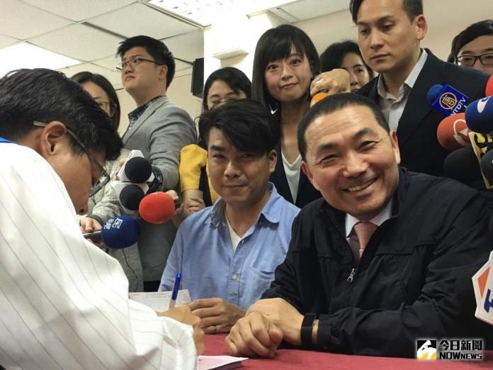 ▲侯友宜5日上午11點05分，在前新北市政府市府副發言人葉元之、江怡臻的陪同下，前往國民黨新北市黨部登記新北市長的初選。（圖／記者陳志仁攝，2018.03.05）