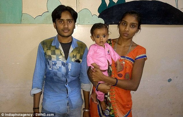 ▲印度一名7個月大的女嬰發現腹中有死胎。（圖／翻攝自《每日郵報》）
