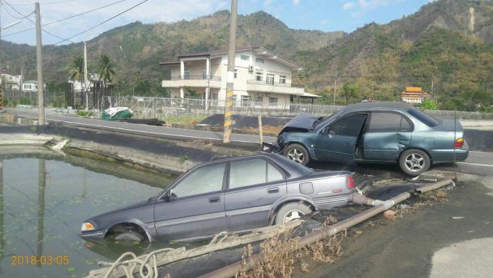 ▲民眾報案指稱，於美濃區福美路22號旁產業道路上有2輛自小客車發生擦撞，有一輛轎車衝進了魚塭內。（圖／民眾鍾安財提供，2018.03.05）